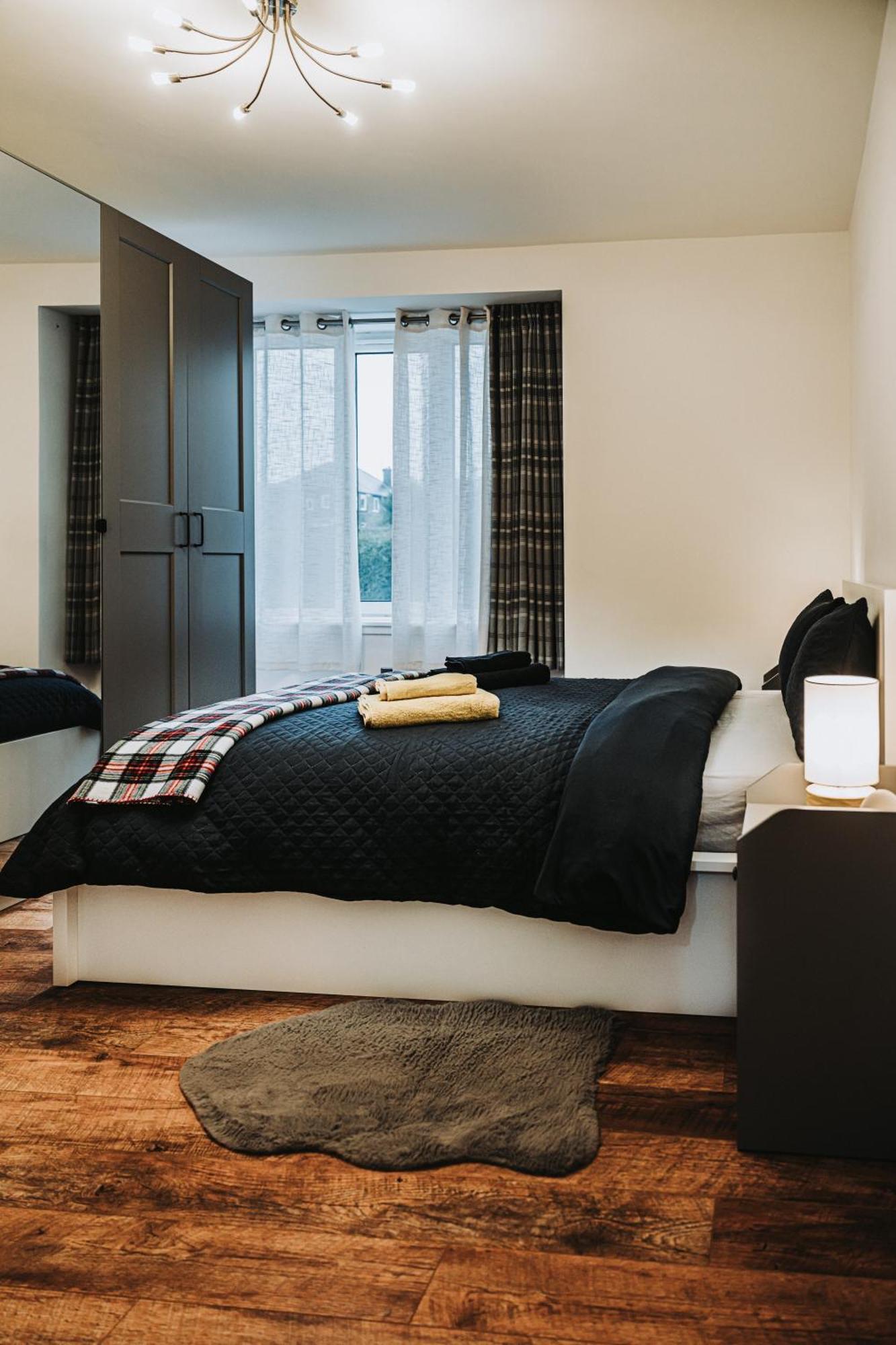 Large Bedroom, Close To Airport And Centre Edimburgo
