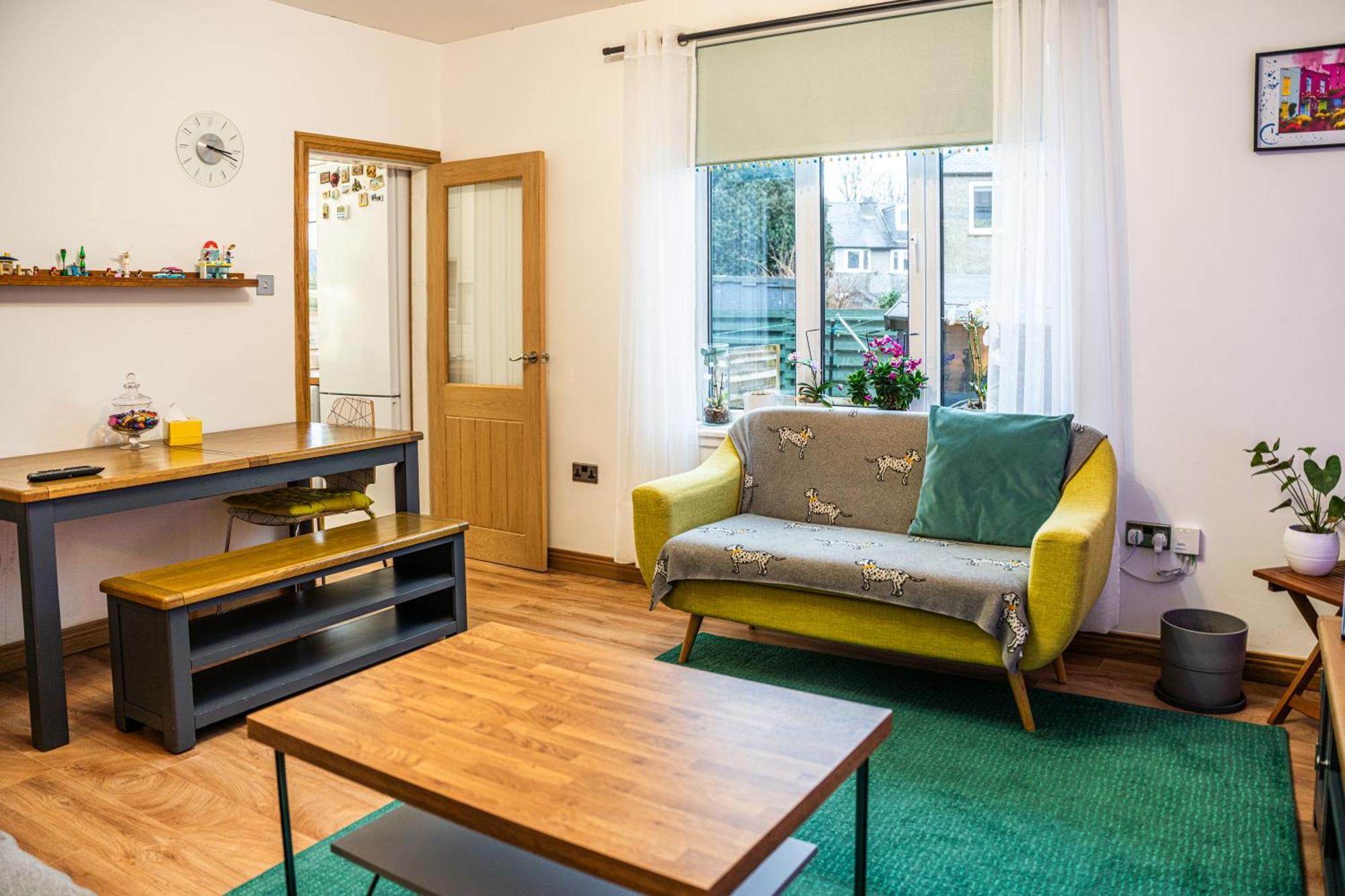 Large Bedroom, Close To Airport And Centre Quarto em Acomodações Particulares Edimburgo